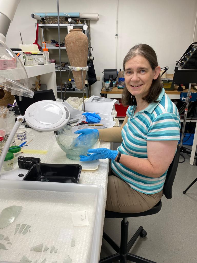 Nienke Prangsma, oprichter van Restauratieatelier de Vuurjuffer, werkt aan een glazen urn uit de Romeinse tijd.