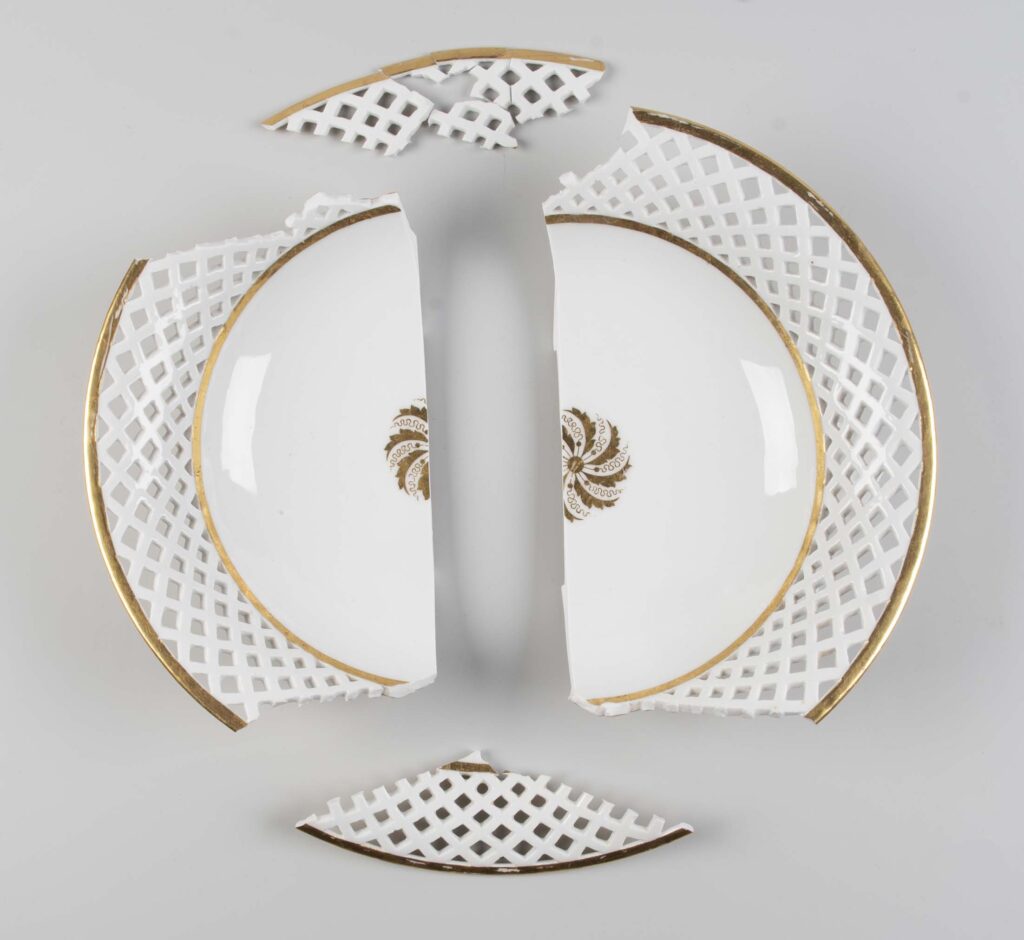 Schotel van porselein voor de restauratie.