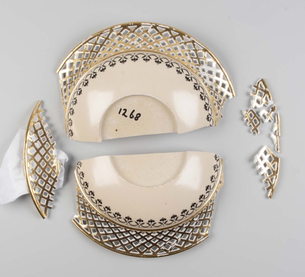 Onderzijde van de porseleinen schotel voor de restauratie.