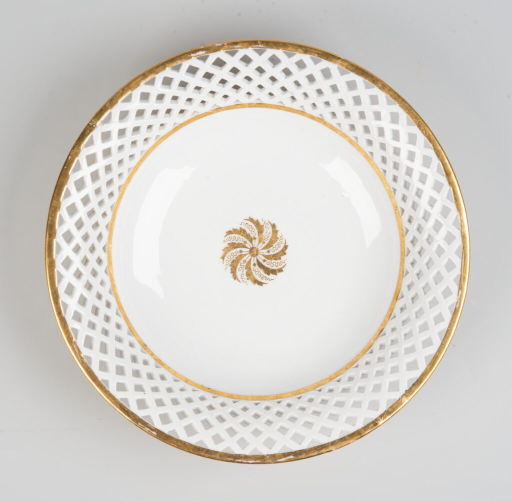 Porseleinen schotel na de restauratie.