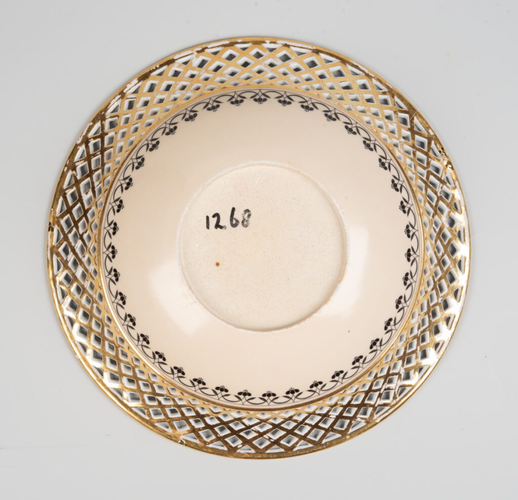 Onderzijde van de porseleinen schotel na de restauratie.