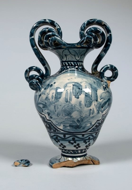 Geglazuurd vaasje van Lanterna, Savona voor de restauratie.