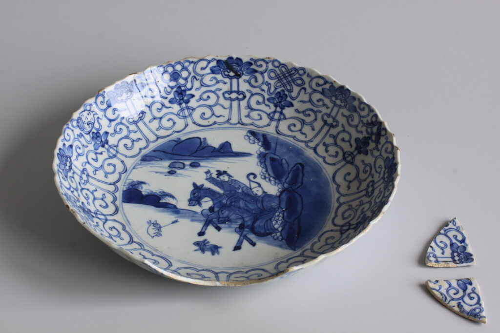 Porseleinen schotel met oude restauratie voor behandeling.