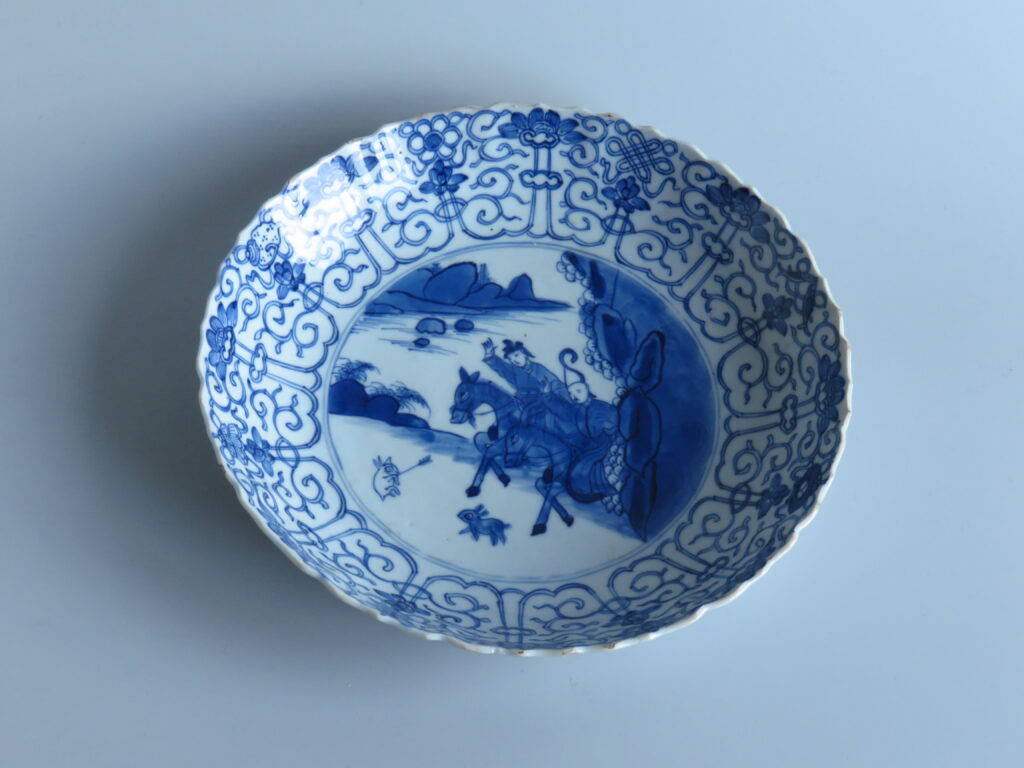 De porseleinen schotel na de behandeling.