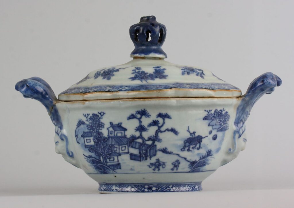 Kleine porseleinen terrine voor behandeling