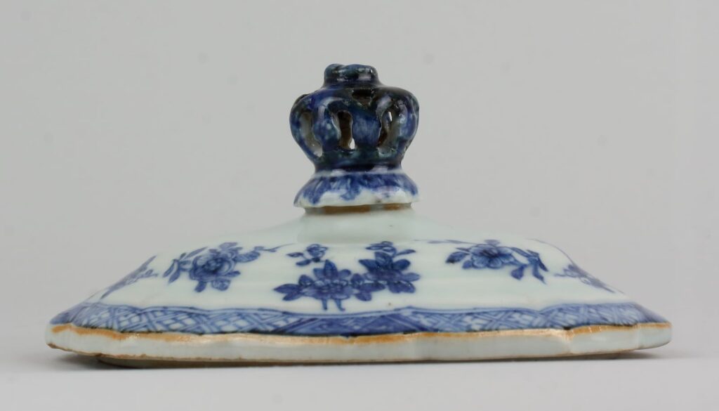 De deksel van de kleine terrine na de behandeling.