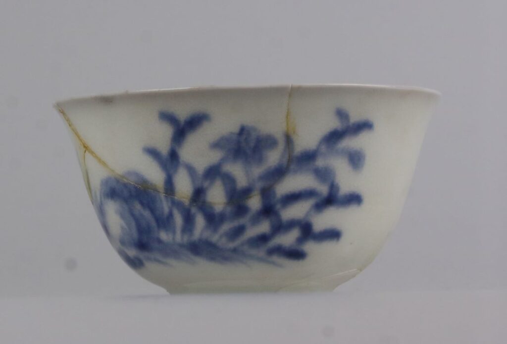 Porseleinen theekom voor behandeling