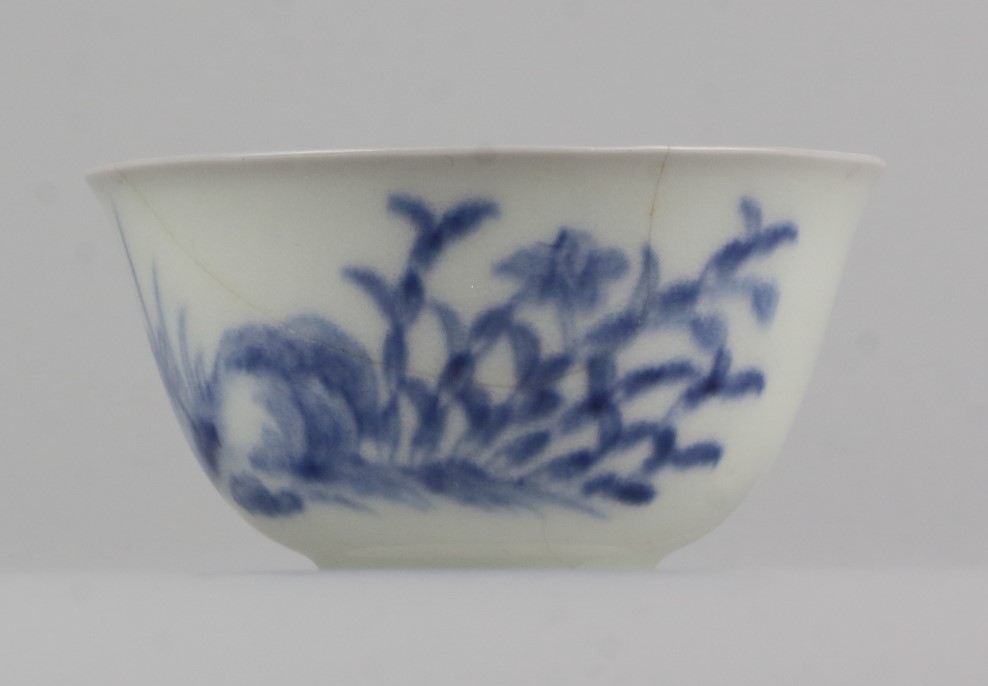 Porseleinen theekom na behandeling