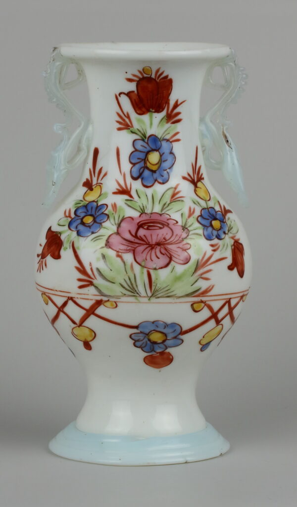 Het eindresultaat van de behandeling van het vaasje uit de 18e eeuw.