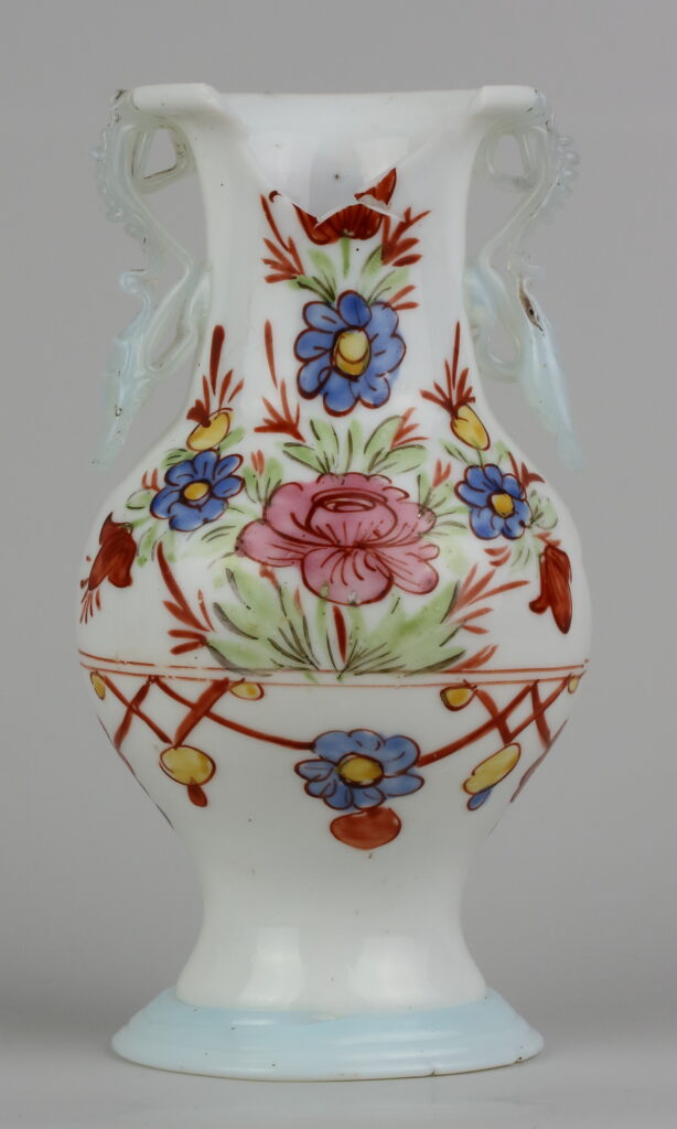 Het vaasje uit de 18e eeuw na de schoonmaakbeurt.