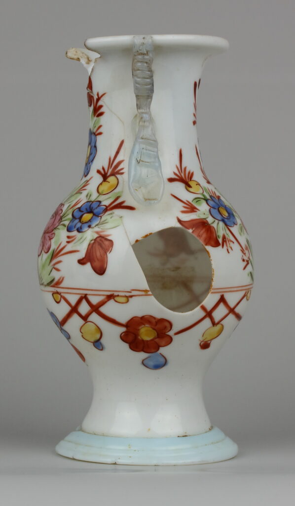 Een vaasje uit de 18e eeuw voor de behandeling.